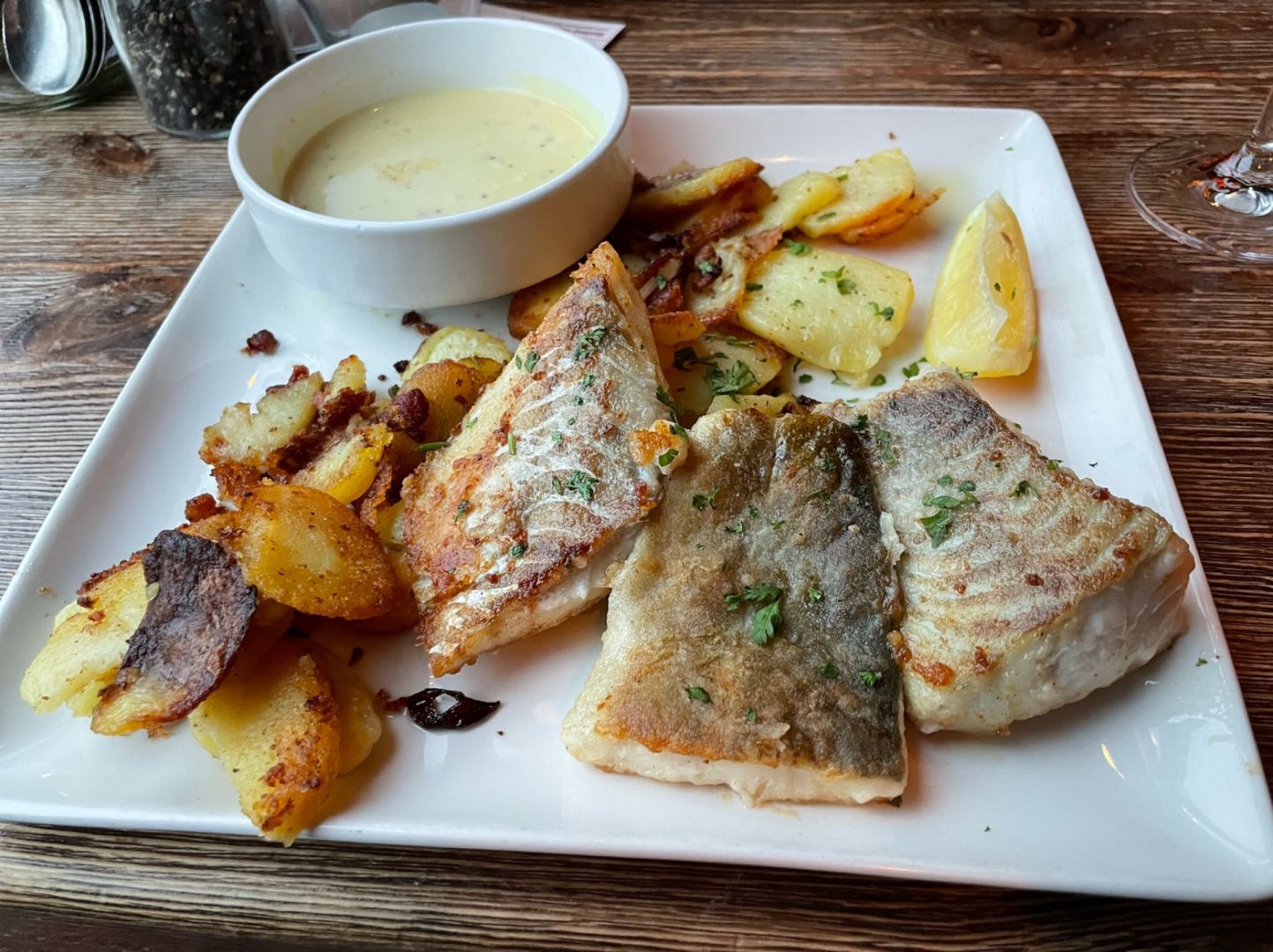 Pannfisch mit Bratkartoffeln und Senfsoße
